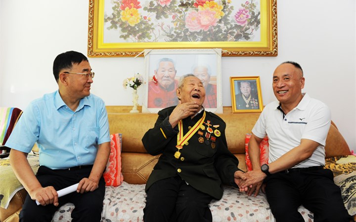 工会主席徐俊明走访慰问从太原选煤厂退休的抗战老革命杨景祥同志