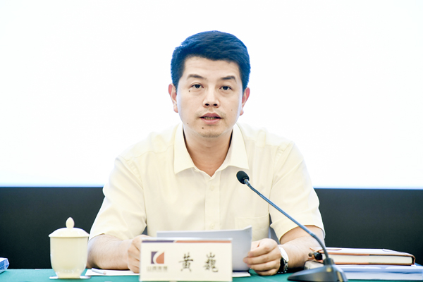 图为黄巍讲话.    王西勇 摄