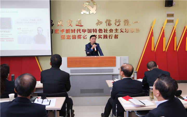 省委党校教授陈辉以学党史,知党情,跟党走为题,为学员进行了专题授课.