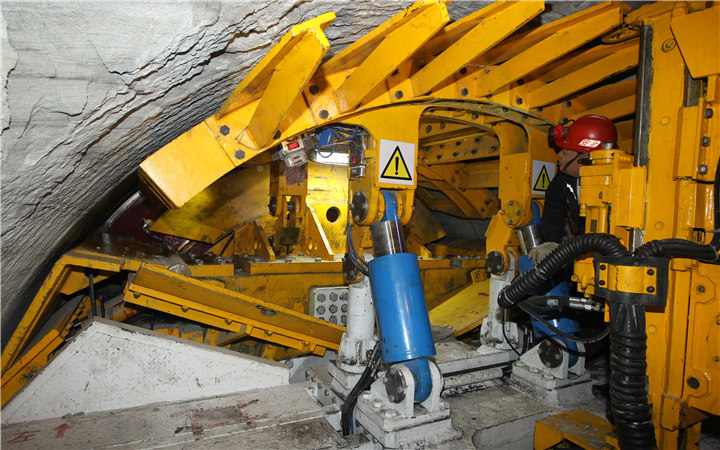 李健在西山煤电盾构机岩巷快掘技术现场会上强调: 发扬钉钉子精神