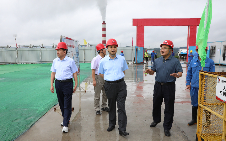 李堂锁督导西山华通水泥公司防汛工作