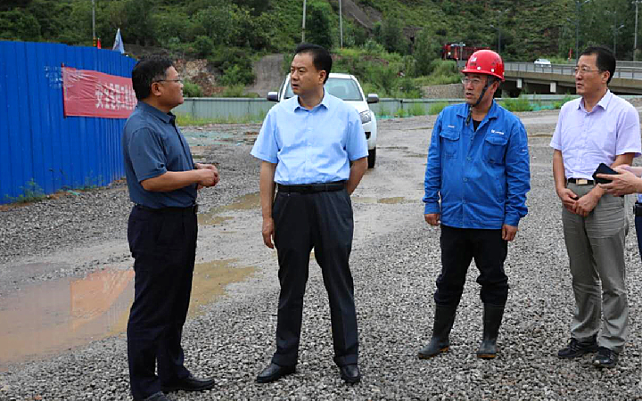 李堂锁督导西山华通水泥公司防汛工作