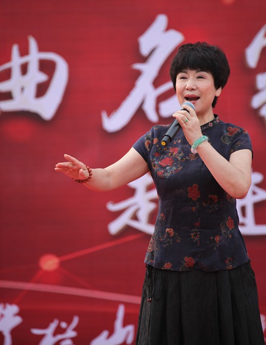 图为 刘建平表演晋剧《采桑》《算粮》图为 王春海表演晋剧《打金枝》