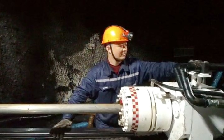 奉献煤海显担当记山西焦煤特级劳动模范屯兰矿打钻二队队长魏强