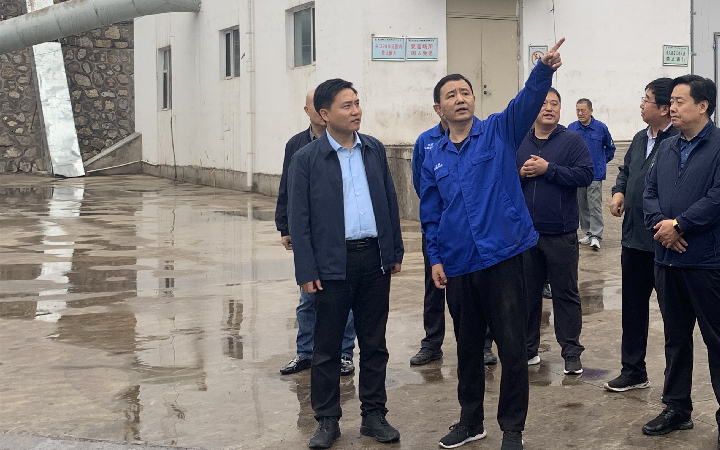 9月16日,娄烦县县委副书记景博,副县长闫伟一行到西山煤电三聚盛煤业