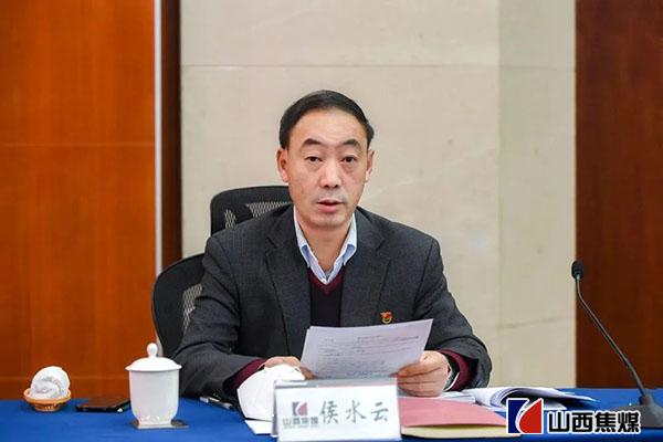 图为凌人枫传达国务院国资委中央企业负责人会议精神.