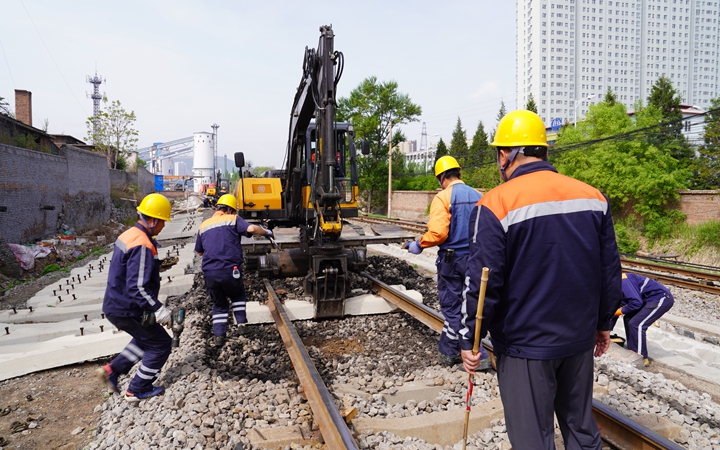 铁路公司同日完成两个重要施工任务