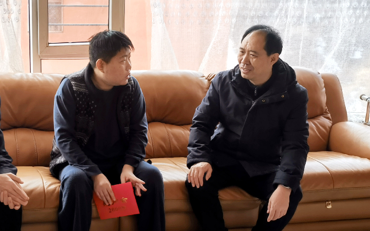 西山煤电领导春节慰问送温暖