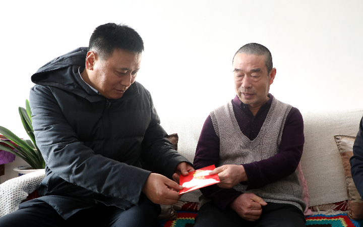 西山煤电领导春节慰问送温暖